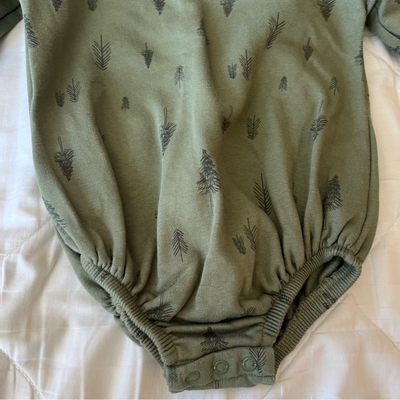 Grayson Collective Baby Bubble Sweashirt Romper in Green Forest Print Size 18 Mo - Picture 4 of 10